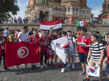 Moskova - 17 Haziran 2018: Futbol Dünya Kupası Fanatikler Kore ve Tunus sokaklarında tipik kostümleri ile bayraklar ile 17 Haziran 2018 Moskova, Rusya