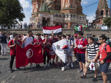 Moskova - 20 Haziran 2018: Tunus, Kore, Mısır Futbol Dünya Kupası Fanatikleri sokaklarda tipik kostümleri ile bayraklar ile 20 Haziran 2018 Moskova, Rusya