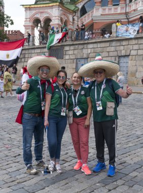 Moskova - 15 Haziran 2018: Meksika Futbol Dünya Kupası Fanatikleri sokaklarda tipik kostümleri ile 15 Haziran 2018 Moskova, Rusya