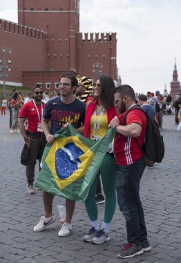Moskova - 17 Haziran 2018: Brezilya Futbol Dünya Kupası Fanatikleri sokaklarda tipik kostümleri ile bayraklar ile 17 Haziran 2018 Moskova, Rusya