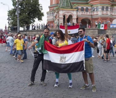 Moskova - 17 Haziran 2018: Futbol Dünya Kupası Fanatikleri Mısır sokaklarında tipik kostümleri ile bayraklar ile 17 Haziran 2018 Moskova, Rusya