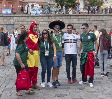 Moskova - 15 Haziran 2018: Meksika Futbol Dünya Kupası Fanatikleri sokaklarda tipik kostümleri ile 15 Haziran 2018 Moskova, Rusya