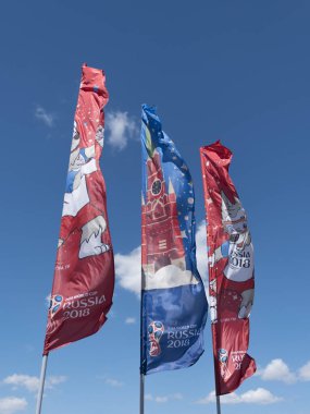 Moskova Rusya - 20 Haziran 2018: 20 Haziran 2018'de Rusya'nın Moskova kentinde mavi gökyüzüne 20 18 Zabivaka'nın sembolleri ile bayrak sallamak