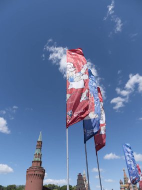 Moskova Rusya - 20 Haziran 2018: 20 Haziran 2018'de Rusya'nın Moskova kentinde mavi gökyüzüne 20 18 Zabivaka'nın sembolleri ile bayrak sallamak