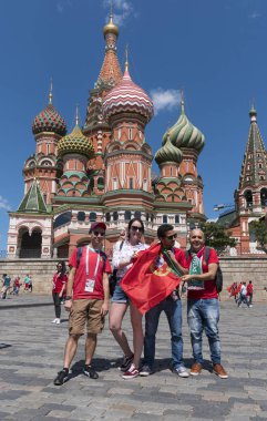 Moskova - 20 Haziran 2018: Futbol Dünya Kupası Fanatikleri Portekiz sokaklarında tipik kostümleri ile 20 Haziran 2018 Moskova, Rusya