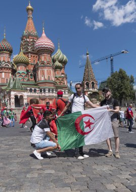 Moskova - 20 Haziran 2018: Tunus, Fas, Cezayir, Ürdün Futbol Dünya Kupası Fanatikleri sokaklarda tipik kostümleri ile bayraklar ile 20 Haziran 2018 Moskova, Rusya