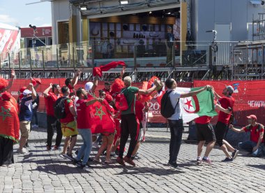 Moskova - 20 Haziran 2018: Tunus, Fas, Cezayir, Ürdün Futbol Dünya Kupası Fanatikleri sokaklarda tipik kostümleri ile bayraklar ile 20 Haziran 2018 Moskova, Rusya