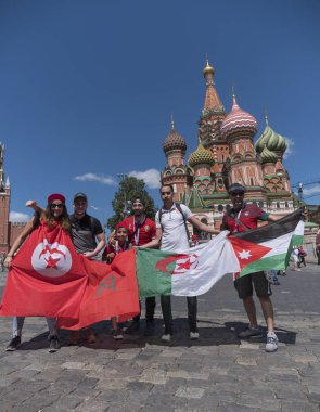 Moskova - 20 Haziran 2018: Tunus, Fas, Cezayir, Ürdün Futbol Dünya Kupası Fanatikleri sokaklarda tipik kostümleri ile bayraklar ile 20 Haziran 2018 Moskova, Rusya