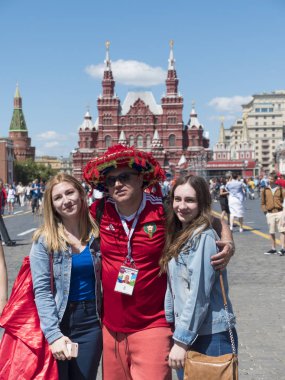 MOSCOW - 20 Haziran 2018: Fas Futbol Dünya Kupası Fanatikleri 20 Haziran 2018 'de Rusya' nın başkenti Moskova 'da bayraklarıyla sokaklara döküldü.