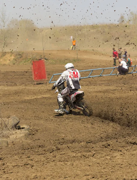 MOSCÚ - 4 DE JUNIO: Motociclista en el Campeonato de Europa en mo —  Fotos de Stock