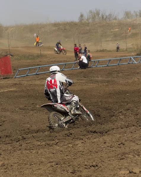 MOSCÚ - 4 DE JUNIO: Motociclista en el Campeonato de Europa en mo —  Fotos de Stock