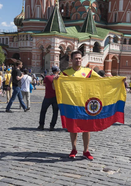 Moskau - 15. Juni 2018: Fußball-WM-Fanatiker Kolumbiens mit Fahnen in ihren typischen Kostümen in den Straßen von Moskau, Russland — Stockfoto