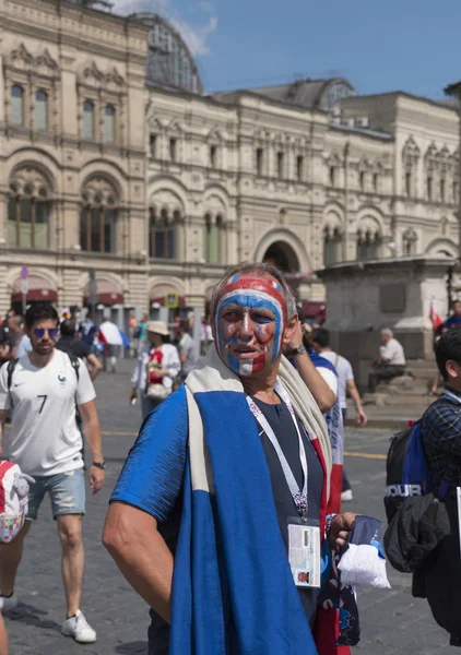 Moskwa-26 czerwca 2018: Soccer World Cup fanatycy Francji z flagami z ich typowych strojów na ulicach 26 czerwca 2018 w Moskwie, Rosja — Zdjęcie stockowe