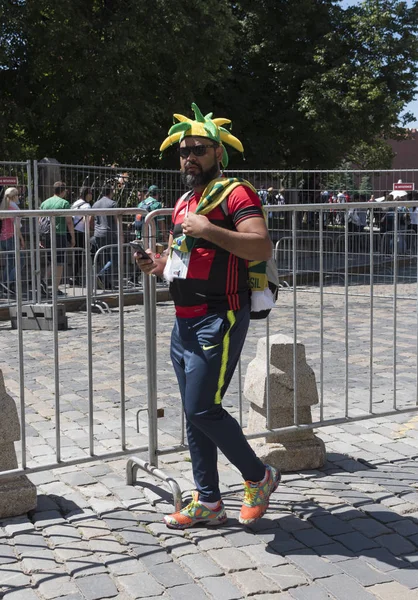 Moskwa-15 czerwca 2018: Soccer World Cup Fanatics Brazylii z ich typowych strojów na ulicach 15 czerwca 2018 w Moskwie, Rosja — Zdjęcie stockowe