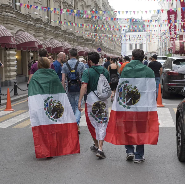 Moskwa-15 czerwca 2018: Soccer World Cup fanatycy Meksyku z ich typowych strojów na ulicach 15 czerwca 2018 w Moskwie, Rosja — Zdjęcie stockowe