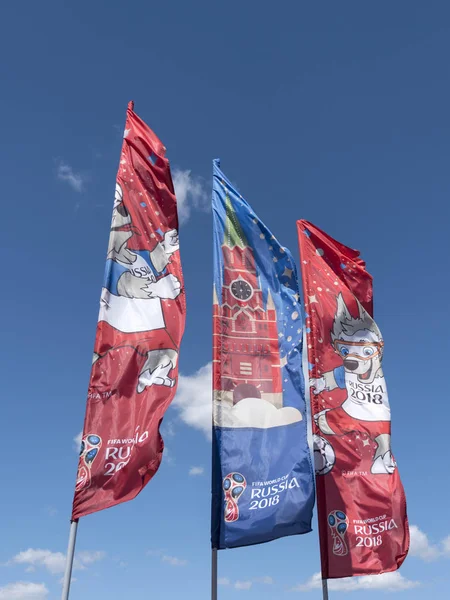 莫斯科俄罗斯 - 2018年6月20日：2018年6月20日，俄罗斯莫斯科，在蓝天上挥舞象征国际足联世界杯俄罗斯2018扎比瓦卡的旗帜 — 图库照片