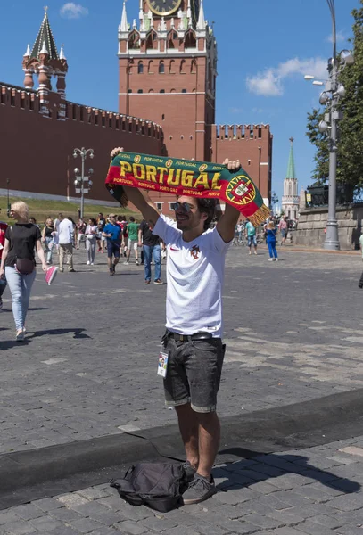 Moskwa-20 czerwca 2018: Soccer World Cup fanatycy Portugalii z ich typowych strojów na ulicach czerwca 20, 2018 w Moskwie, Rosja — Zdjęcie stockowe