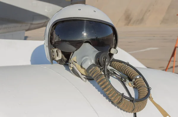 Capacete e máscara de oxigênio de um piloto militar — Fotografia de Stock