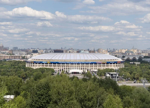 Moskau russland - 20. juni 2018: luschniki stadion in moskau, veiw aus vorobyovy hügel sicht der fifa weltmeisterschaft 2018 in russland — Stockfoto