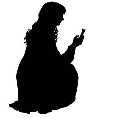 Siluet kadın beyaz arka planda akıllı telefonuyla selfie çekiyor.