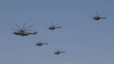 Muharebe helikopterleri Mi-26 ve Mi-8, Büyük Vatanseverlik Savaşı 'nın zaferi şerefine eğitim yürüyüşü için gökyüzünde uçuyorlar.
