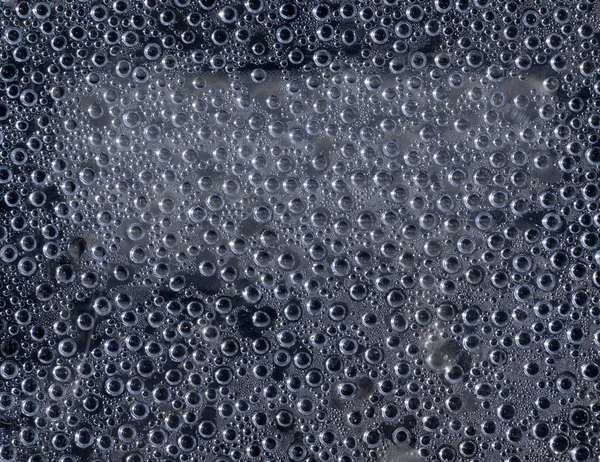 Gotas de agua fondo gris en el cristal de la ventana — Foto de Stock