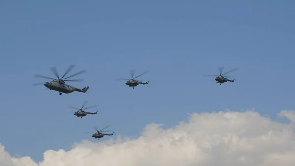 Combat helicopters Mi-26 and Mi-8 fly in sky on training parade in honor of Great Patriotic War victory — Stock Photo, Image