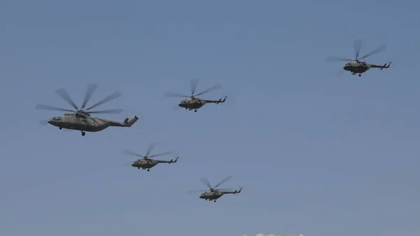 Combat helicopters Mi-26 and Mi-8 fly in sky on training parade in honor of Great Patriotic War victory — Stock Photo, Image