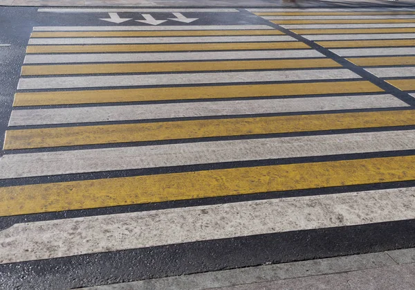 Rayas amarillas y blancas brillantes del cruce de cebra, paso peatonal . — Foto de Stock