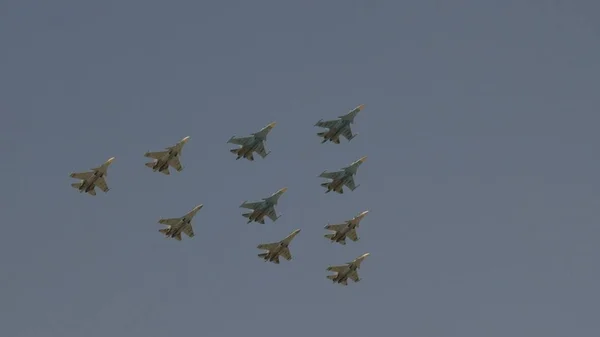 Les chasseurs Su-35 et MiG-29 bordés de diamants volent dans le ciel avec des feux d'artifice lors d'un défilé d'entraînement en l'honneur de la victoire de la Grande Guerre patriotique — Photo