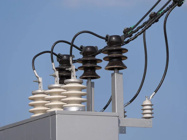 Transformador eléctrico con cables y aislante contra el cielo —  Fotos de Stock