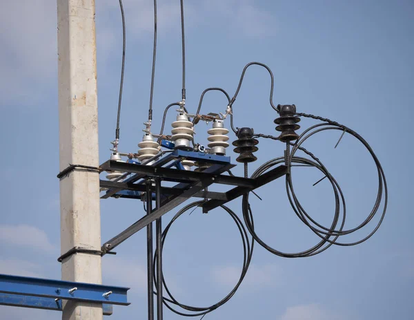 Elektrický transformátor s dráty a izolátorem proti obloze — Stock fotografie