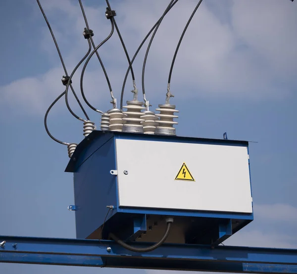 Elektrische transformator met draden en een isolator tegen de lucht — Stockfoto