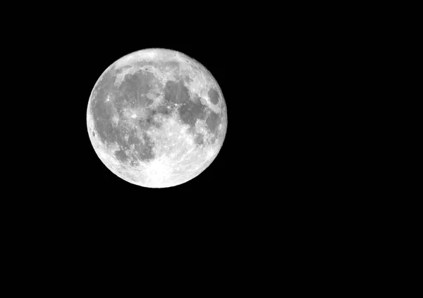 Half Moon Achtergrond zijnde Aarde 's enige permanente natuurlijke satelliet — Stockfoto