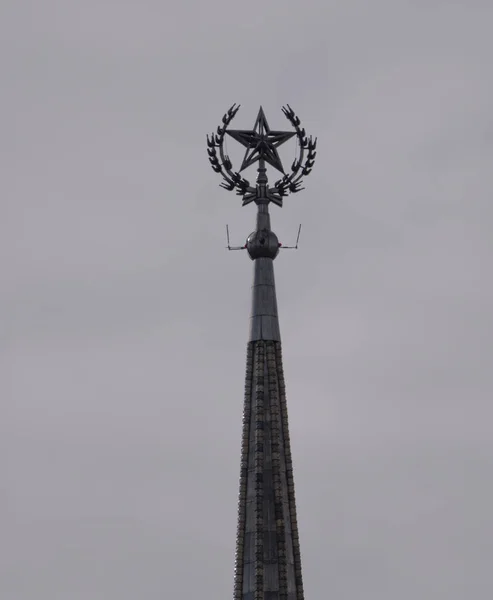 モスクワの空に対するホテルウクライナの尖塔 — ストック写真