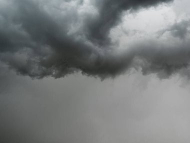 Gökyüzünde çeşitli bulutlar oluşur..