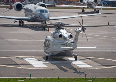 MOSCOW, RUSSIA, 10 Haziran 2019: 10 Haziran 2019 'da Moskova, Rusya' da bir havaalanından kalkan helikopter.