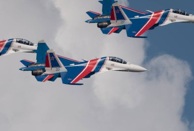 Moskova Rusya Zhukovsky Havaalanı 31 Ağustos 2019: Rus Şövalyeleri Russkie Vityazi akrobatik takımı, uluslararası havacılık salonu MAKS-2019 'un akrobatik figürleriyle bir gösteri uçuşu gerçekleştirdi.