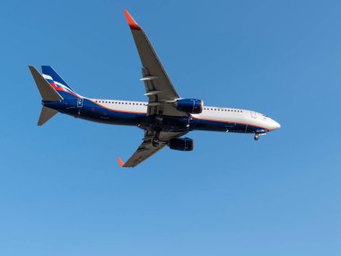 MOSCOW, RUSSIA, 10 Haziran 2019: Ticari yolcu uçağı güneşli bir günde Moskova, Rusya 'da uçuyor.