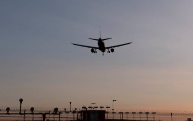 Ticari yolcu uçağı Moskova, Rusya 'ya indi..