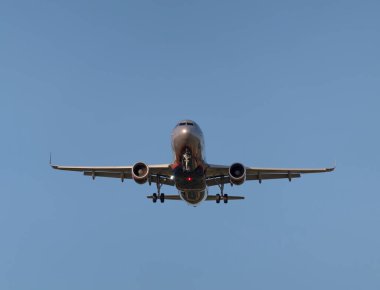 MOSCOW, RUSSIA, 10 Haziran 2019: Ticari yolcu uçağı güneşli bir günde Moskova, Rusya 'da uçuyor.