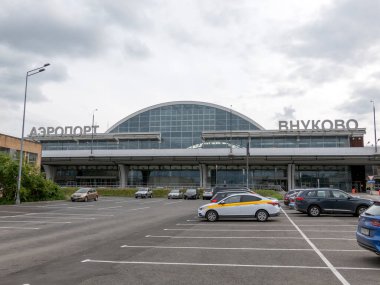 MOSCOW, RUSSIA - 20 Kasım 2019 'da Moskova, Rusya' da Vnukovo Uluslararası Havaalanı eski terminali.