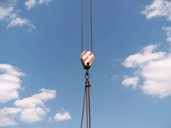 Kranhaken Mit Roten Und Weißen Streifen Hängen Blauer Himmel Hintergrund — Stockfoto