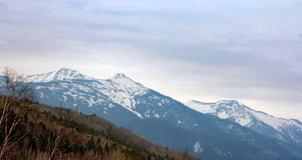 Crinali Montagna Ricoperti Neve Cielo Coperto — Foto Stock