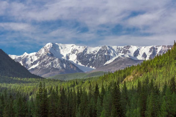 Piękny Zimowy Krajobraz Pokrytymi Śniegiem Szczytami Górskimi — Zdjęcie stockowe