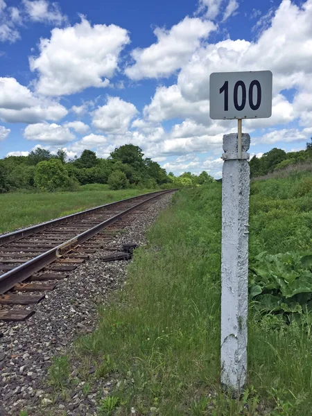Mile Post Ferrocarril Con Número Cien — Foto de Stock