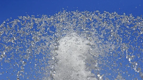 青い空に対する純粋な水の泉滴 — ストック写真