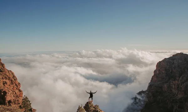 在世界的顶端 在云层之上的山顶上的人 — 图库照片