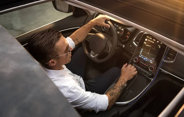 Vista Alto Ângulo Jovem Dirigindo Carro Moderno — Fotografia de Stock