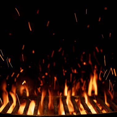 Boş ızgara ızgara kopya alanı siyah zemin üzerine izole ateşle